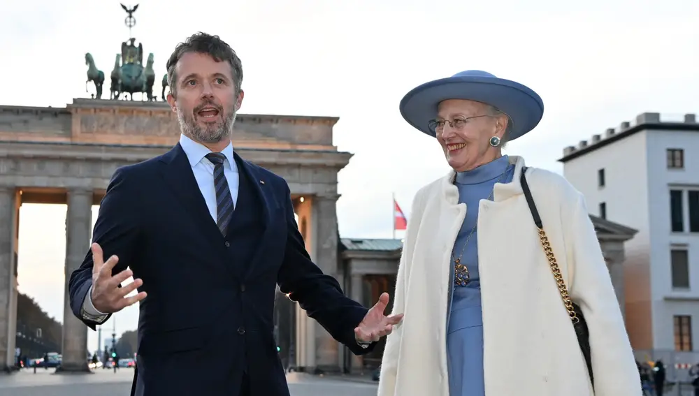 La reina Margarita y su hijo el príncipe Federico de Dinamarca