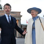 La reina Margarita y su hijo el príncipe Federico de Dinamarca