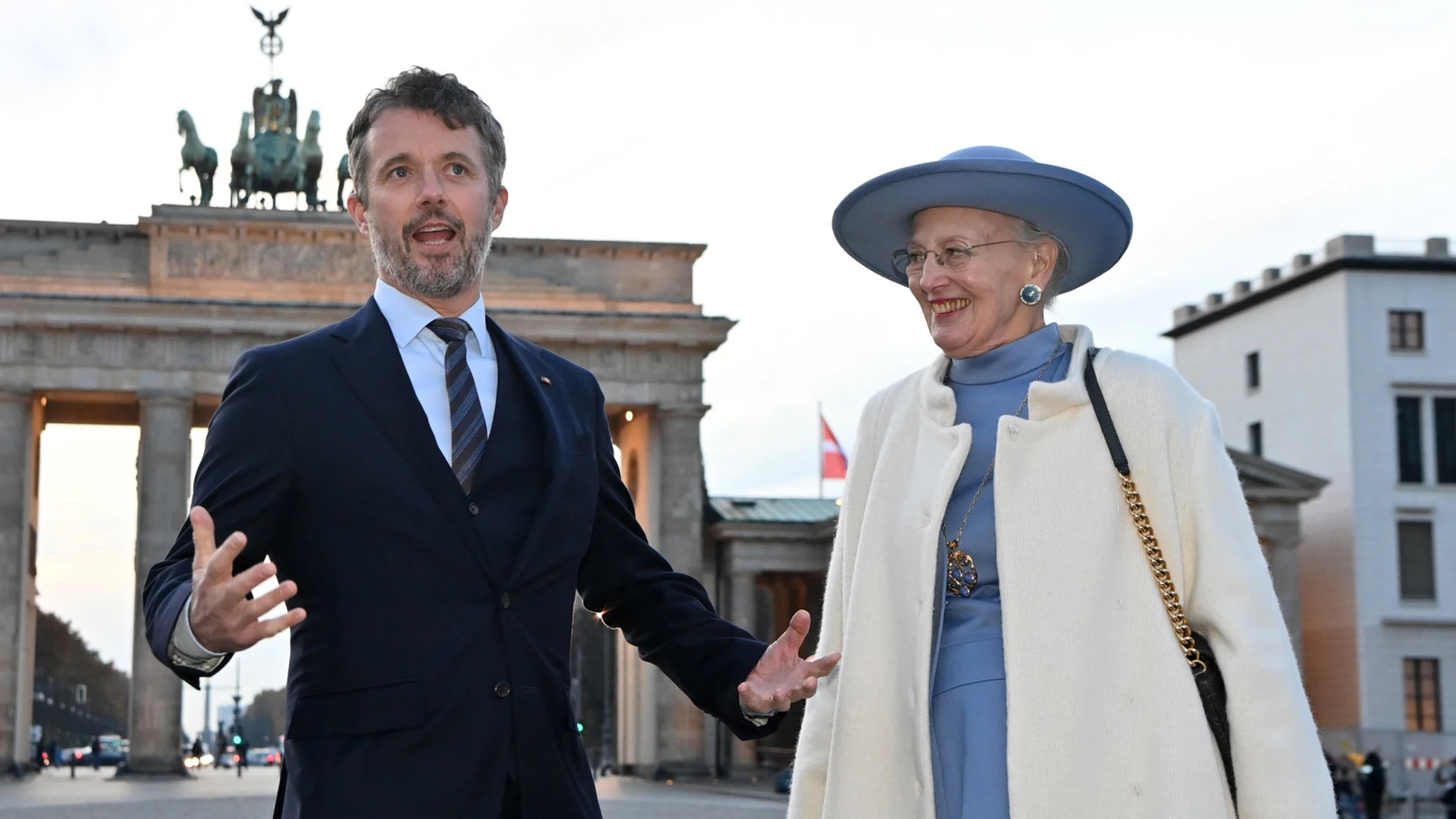 La reina Margarita y su hijo el príncipe Federico de Dinamarca