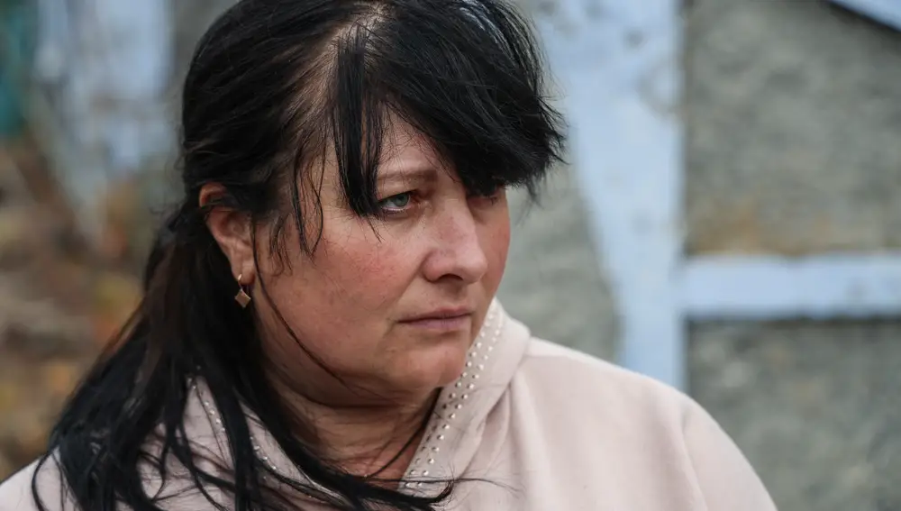 Tetiana Pariichuk frente al lugar donde falleció su madre, justo antes de huir de la invasión rusa