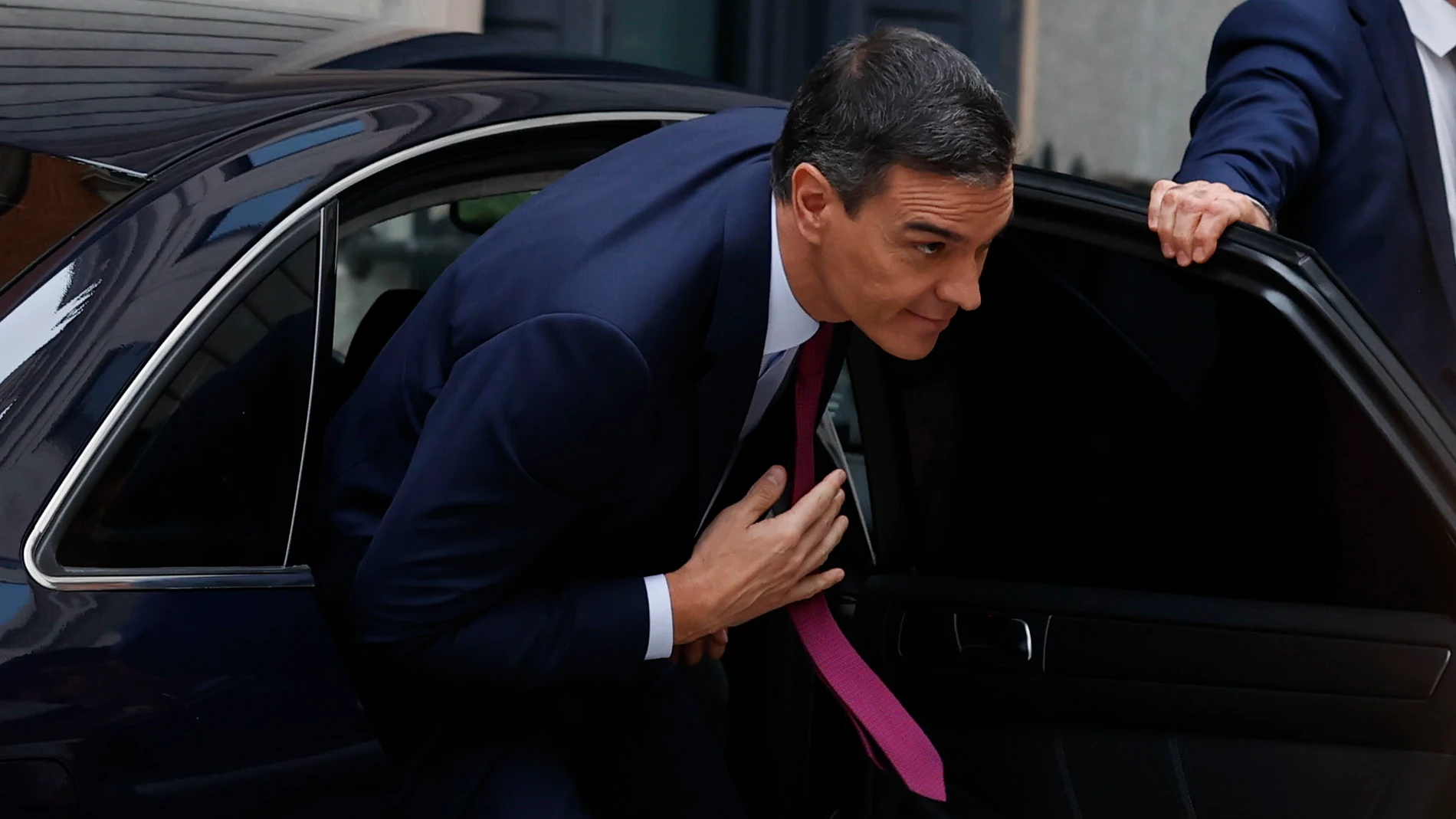 MADRID, 15/11/2023.- El presidente del Gobierno en funciones, Pedro Sánchez, llega al Congreso de los Diputados para la celebración del primer día de su debate de investidura, durante el que expondrá su nuevo programa de Gobierno y pedirá la confianza a la Cámara para revalidar su mandato en la Moncloa, este miércoles, en Madrid. EFE/Javier Lizón
