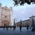Homenaje a los que dieron su vida por España junto al Palacio Real de Valladolid, con la imponente iglesia de San Pablo al fondo