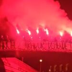 Decenas de jóvenes se manifiestan en el Coliseo de Roma contra Pedro Sánchez