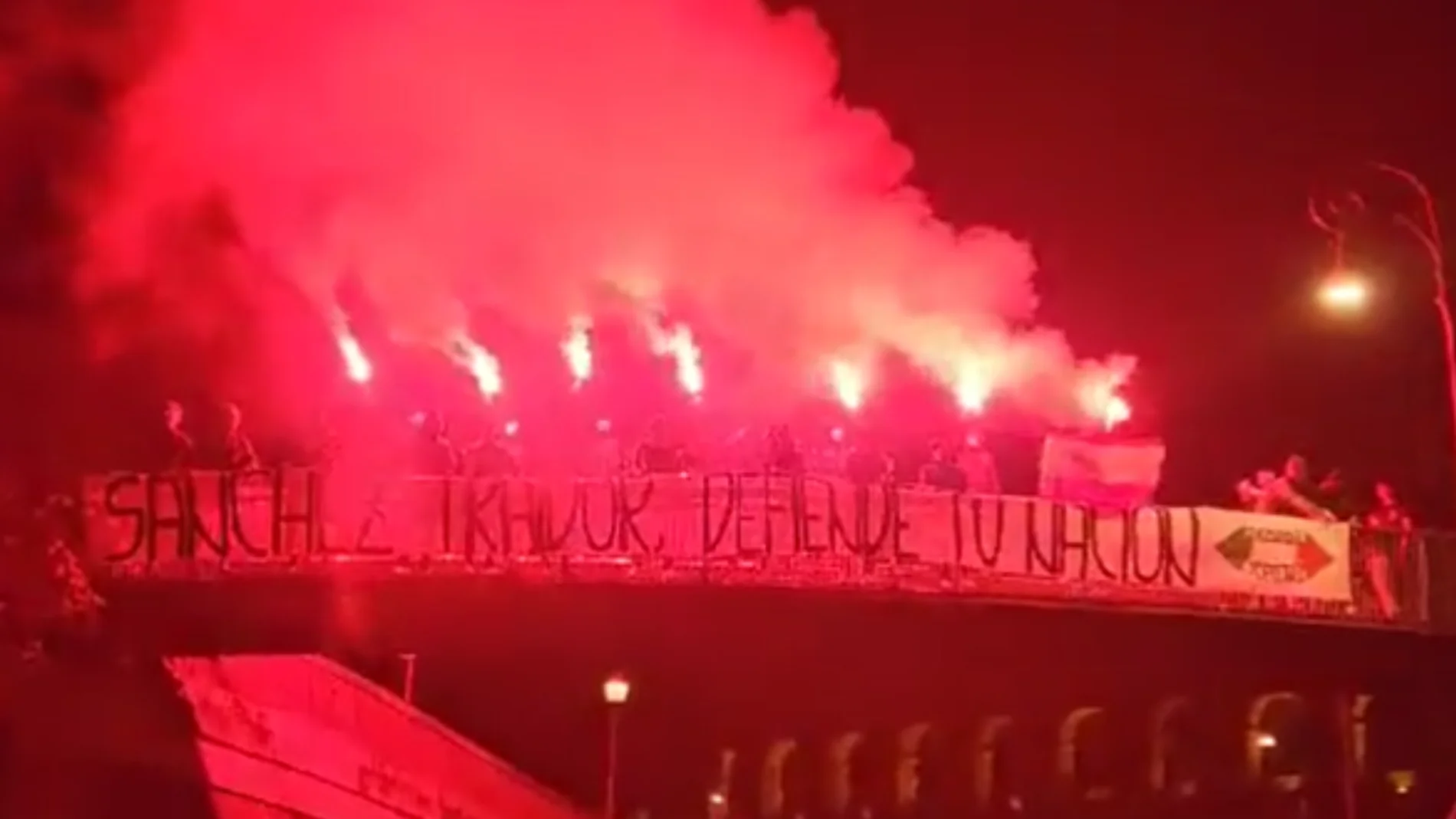 Decenas de jóvenes se manifiestan en el Coliseo de Roma contra Pedro Sánchez
