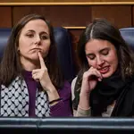 Ione Belarra e Irene Montero, en el pleno de investidura en el Congreso de los Diputados. © Alberto R. Roldán / Diario La Razón. 15 11 2023
