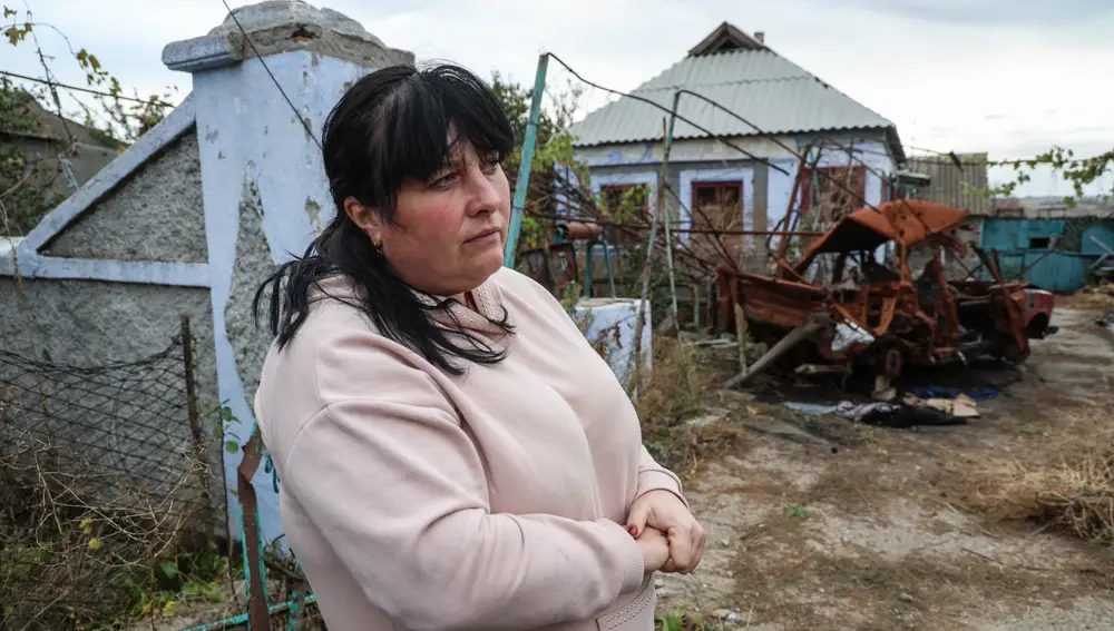 Tetiana Pariichuk frente al lugar donde falleció su madre, justo antes de huir de la invasión rusa