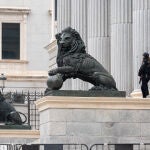 Segundo día de protestas frente al Congreso por la investidura de Sánchez