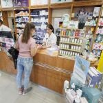 Dolor de garganta persistente, ronquera, vértigos, acúfenos, pérdida de audición, alteraciones del sueño, dificultades en la deglución son síntomas frecuentes que muchas veces se consultan primero en la farmacia