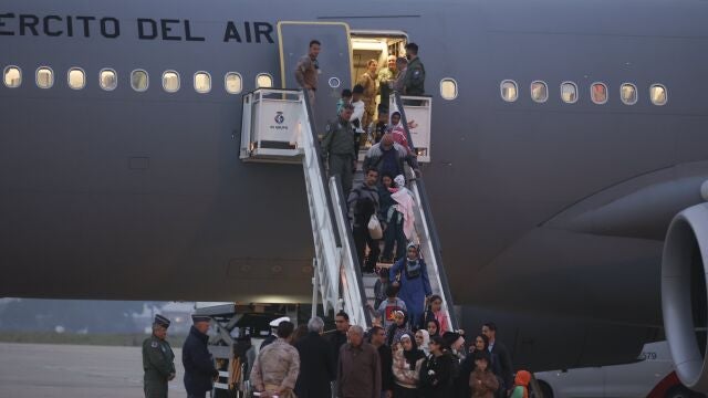 La mayoría de los hispano-palestinos que fueron evacuados de Gaza desde el pasado lunes, entre ellos 67 menores, aterrizan este jueves en la base aérea de Torrejón, próxima a Madrid, en un avión del Ejército del Aire procedente del aeropuerto de El Cairo.