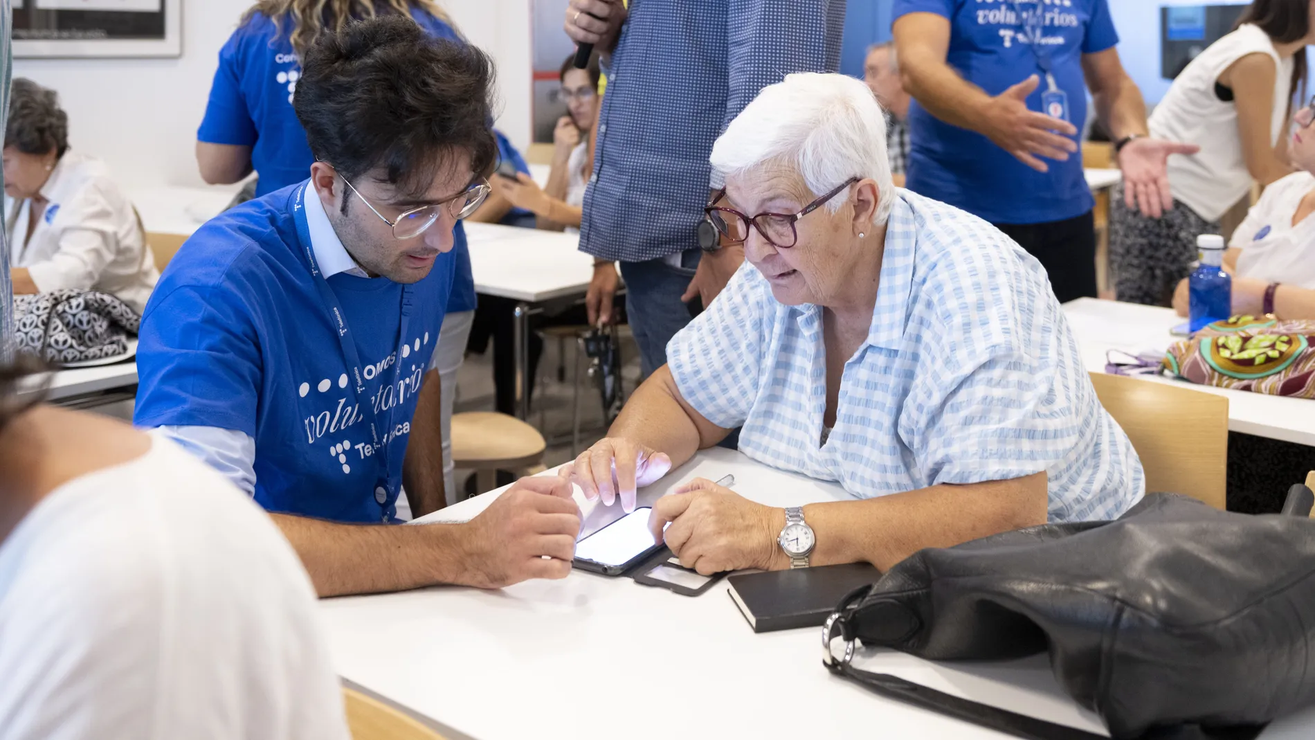 Conectando generaciones: la revolución digital al alcance de todos