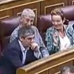 Las risas de Oskar Matute, el diputado de EH Bildu, cuando el socialista José Zaragoza voto "sí" en lengua de signos