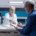 Paciente tomando decisiones junto al médico