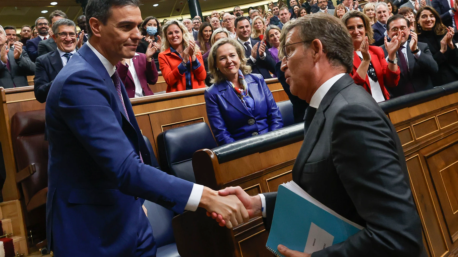 -FOTODELDIA- MADRID, 16/11/2023.- El líder del PP, Alberto Núñez Feijóo (d), felicita al presidente del Gobierno en funciones, Pedro Sánchez, al término de la segunda jornada del debate de investidura, este jueves en el Congreso de los Diputados en Madrid. Sánchez ha sido reelegido tras ser votado por 179 diputados tras pactar diferentes acuerdos con sus socios parlamentarios y una ley de amnistía para los encausados del 'procès'. EFE/ Javier Lizón