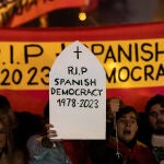 Jornada catorce de protestas en Ferraz coincidiendo con el primer día de investidura