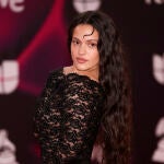 Rosalía en la alfombra roja de los Latin Grammy. 