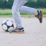 Un vecino golpea a un niño que jugaba con la pelota 