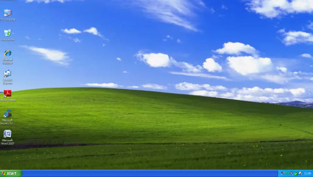 Escritorio de Windows XP con Bliss de fondo.