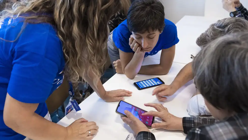 RECONECTADOS está compuesto por tres iniciativas: un ciclo permanente de talleres presenciales en el Espacio Fundación Telefónica; cursos de formación online; y recursos formativos para su entorno directo, ya sean familiares o profesionales.