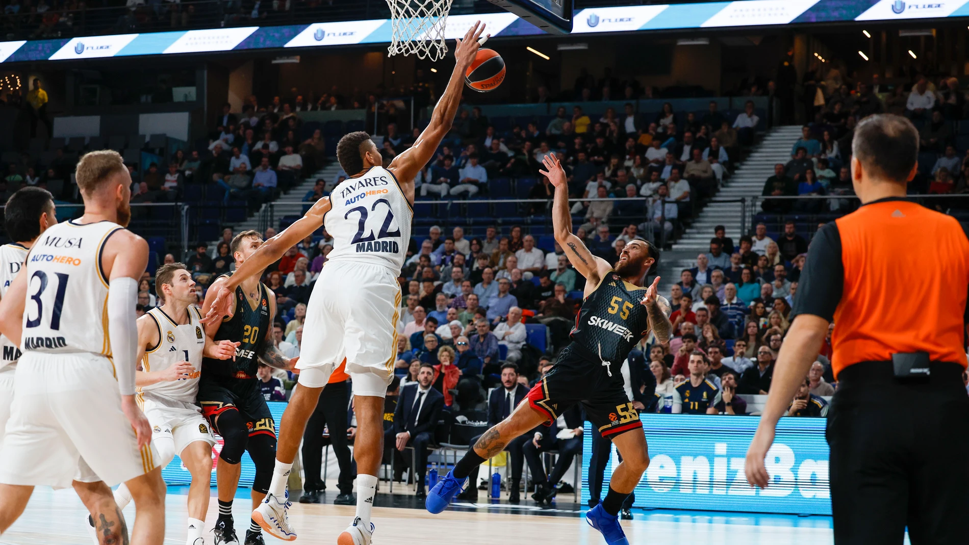 Mike James sufre uno de los tapones que puso Tavares