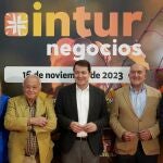 El presidente de la Junta, Alfonso Fernández Mañueco, presenta la campaña turística Otoño-Invierno de Castilla y León, en el marco de la celebración de Intur Negocios. En la imagen junto al consejero de Cultura Gonzalo Santonja; la viceconsejera de Cultura Mar Sancho; el alcalde de Valladolid Jesús Julio Carnero y el presidente de la Diputación Conrado Íscar
