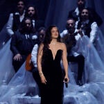 Rosalía en su actuación en los Latin Grammy.