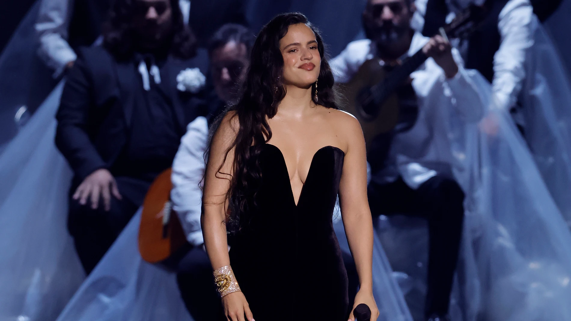 SEVILLA, 17/11/2023.- La cantante Rosalía durante su actuación en la gala anual de los Latin Grammy que se celebra este jueves en Sevilla. EFE/Cortesía de La Academia Latina de la Grabación/Kevin Winter/Getty Images©2023. ***SOLO USO EDITORIAL SOLO DISPONIBLE PARA ILUSTRAR LA NOTICIA QUE ACOMPAÑA (CRÉDITO OBLIGATORIO)***
