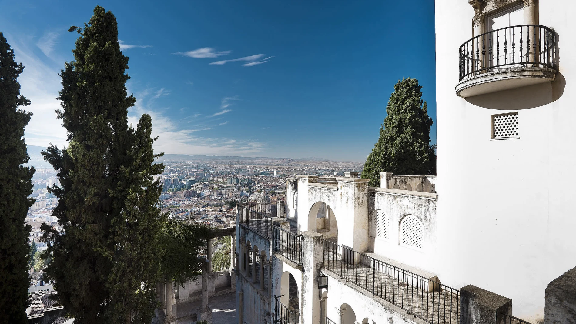El carmen se encuentra cercano a la Alhambra