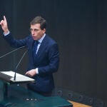 MADRID.-Almeida recomienda a Maroto tomar "sales de frutas" y compara a Maestre con Teresa de Calcuta por su "tono conciliador"