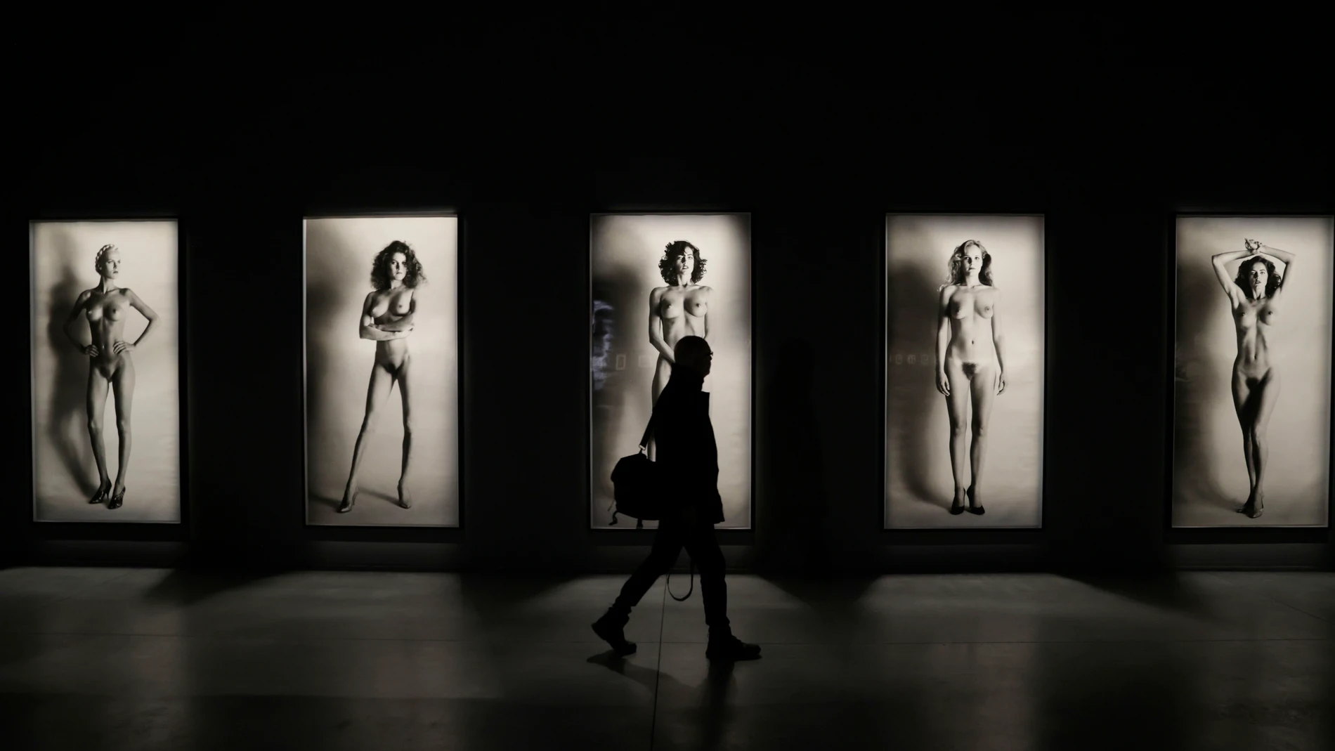 A CORUÑA, 17/11/23.- Vista de varias de las instantáneas que forman parte de la exposición sobre del fotógrafo del erotismo y la moda Helmut Newton, promovida por la Fundación Marta Ortega, durante su presentación a la prensa este viernes en el puerto de A Coruña en la víspera de su inauguración. EFE/ Cabalar