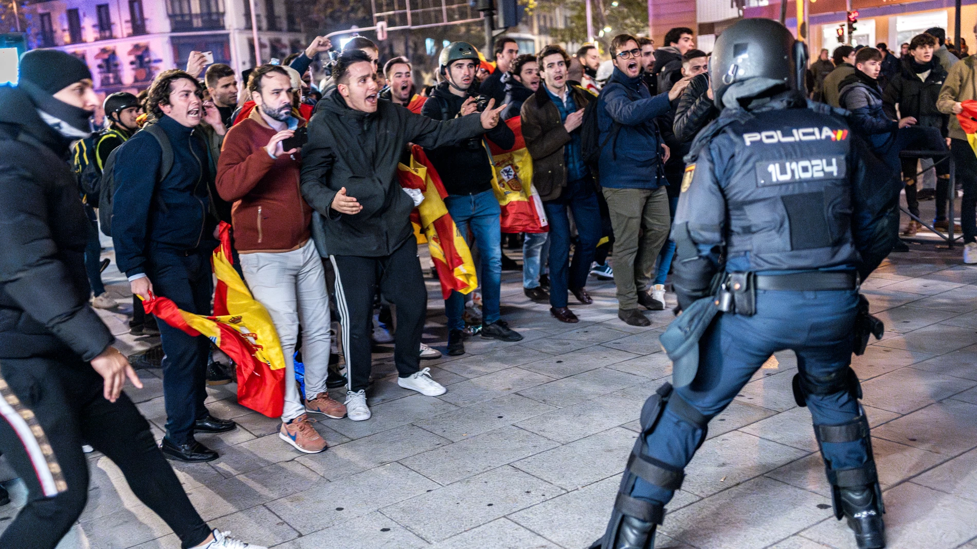 Varios manifestantes se enfrentan a los antidisturbios, durante una manifestación contra la amnistía frente a la sede del PSOE en Ferraz, a 16 de noviembre de 2023, en Madrid (España). Miles de personas se han concentrado frente a la sede del PSOE en Ferraz por decimocuarta jornada consecutiva para protestar contra el pacto alcanzado entre el PSOE y Junts para la investidura de Sánchez que incluye una posible ley de amnistía. La protesta tiene lugar tras el nombramiento de Sánchez como nuevo ...