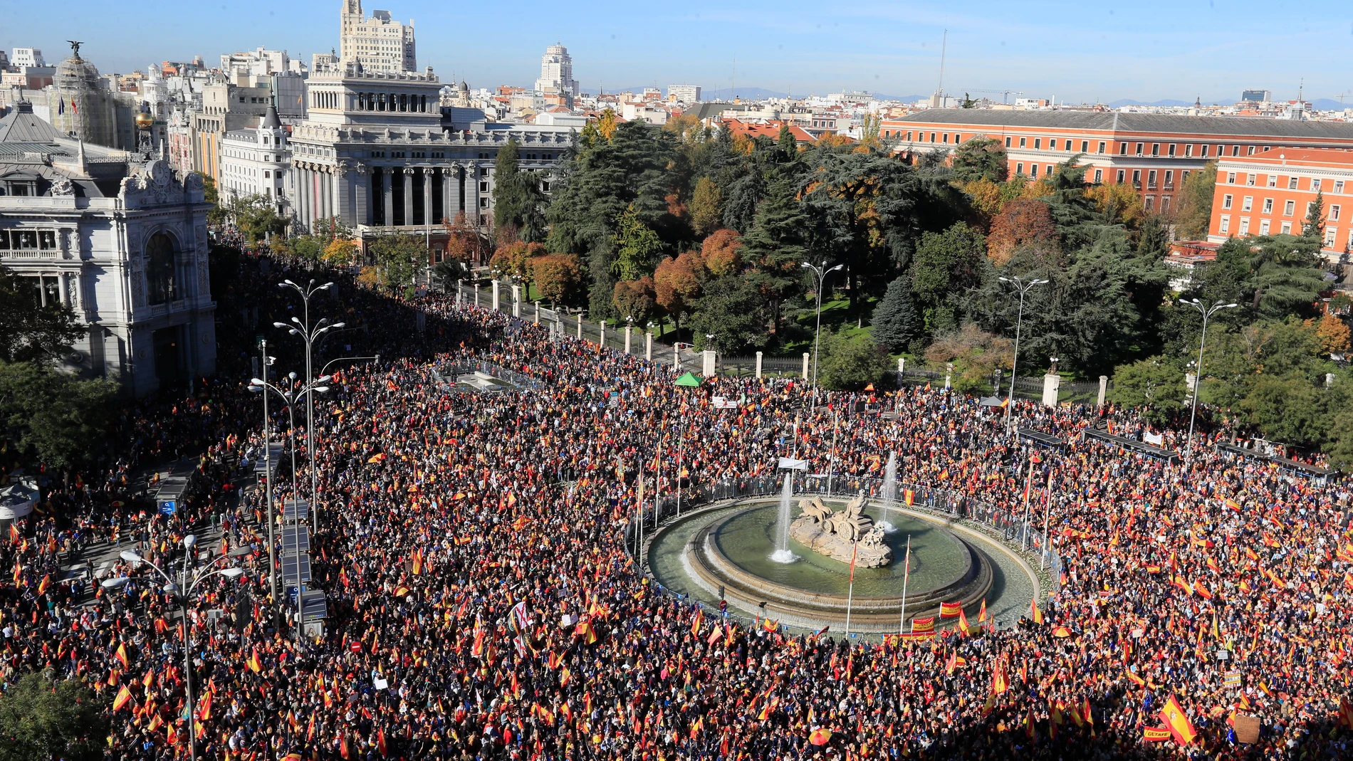 MADRID (ESPAÑA), 18/11/2023.- Miles de personas acuden a la manifestación convocada este sábado por un centenar de organizaciones de la sociedad civil contra la amnistía; bajo el lema "No en mi nombre: Ni Amnistía, ni Autodeterminación. Por la libertad , la unidad y la igualdad". La iniciativa invita a los ciudadanos a decir "no a la amnistía". Junto a personalidades de diferentes ámbitos, asisten los líderes del PP, Alberto Núñez Feijóo, y de Vox, Santiago Abascal. En la imagen, decenas de p...