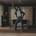 Alejandro Jato da vida a Camilo Sexto en 'Camilo Superstar'.