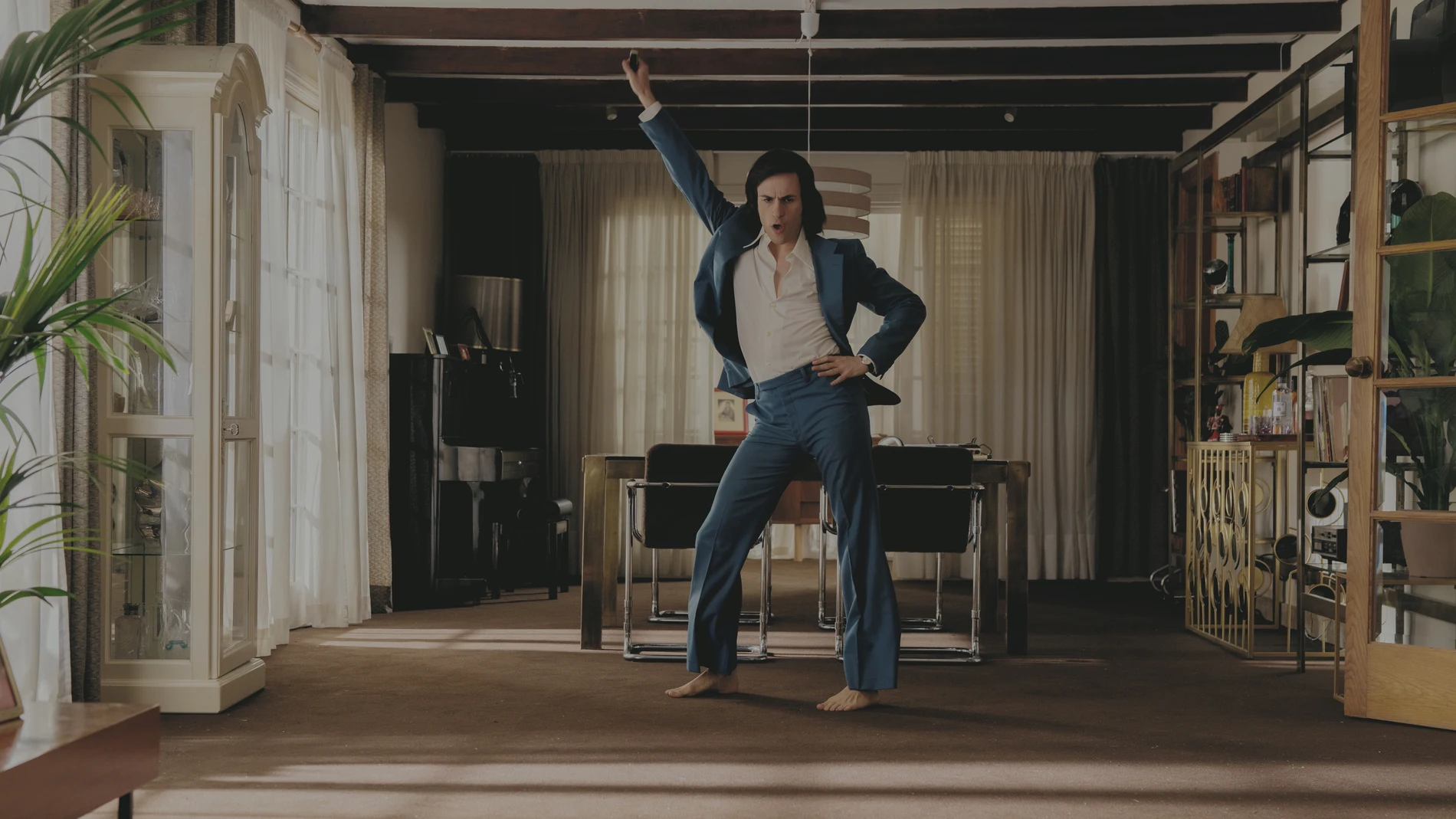 Alejandro Jato da vida a Camilo Sexto en 'Camilo Superstar'.