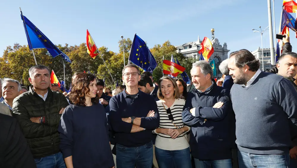 Isabel Díaz Ayuso y Alberto Núnez. Feijóo junto a otros representantes del PP, en la manifestación contra la amnistía en Cibeles.