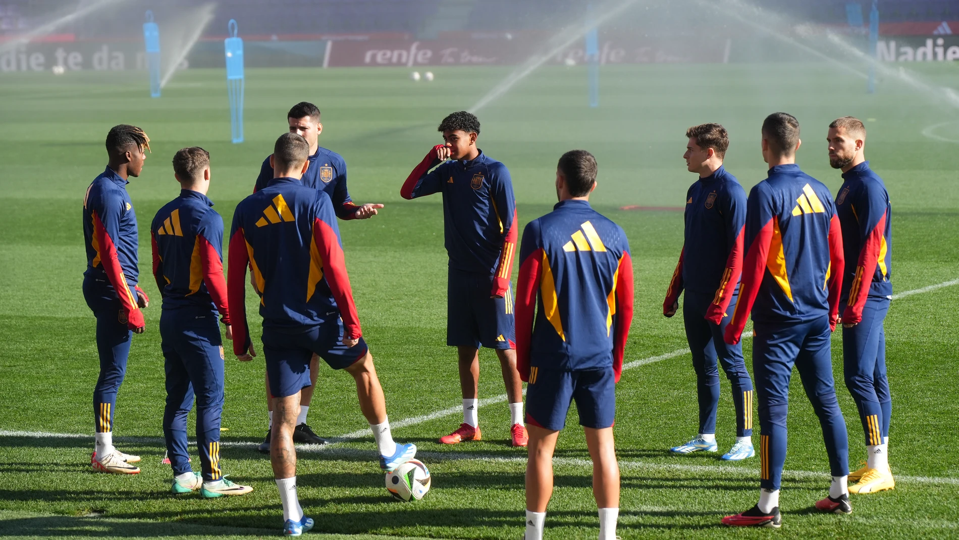 VALLADOLID (CASTILLA Y LEÓN), 18/11/2023.- Varios jugadores reunidos durante el entrenamiento de la Selección Española este sábado en el estadio José Zorrilla previo al partido del domingo 19 contra Georgia, dentro de las fases de clasificación de la Eurocopa. EFE/R.García