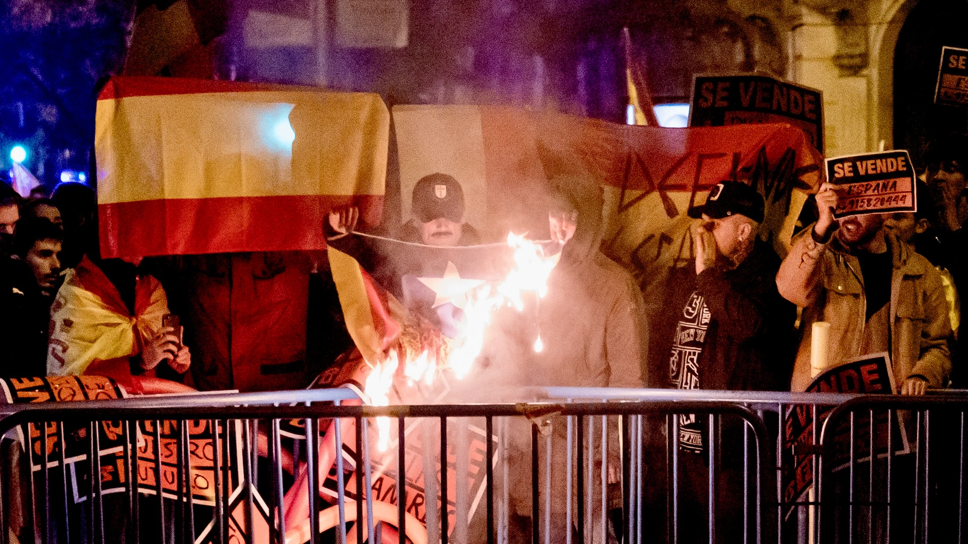 Decenas de manifestantes con carteles de 'se vende' queman una estelada, durante una manifestación contra la amnistía frente a la sede del PSOE en Ferraz, a 17 de noviembre de 2023, en Madrid (España). Miles de personas se han concentrado frente a la sede del PSOE en Ferraz por decimoquinta jornada consecutiva para protestar contra el pacto alcanzado entre el PSOE y Junts para la investidura de Sánchez que incluye una posible ley de amnistía. La protesta tiene lugar un día después del nombram...
