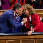 Pedro Sánchez es felicitado por varias ministras, al finalizar la segunda jornada del pleno de investidura en el Congreso de los Diputados. 