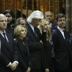 Los hijos de la Duquesa de Alba en una misa funeral celebrada en su honor, en la Catedral de Sevilla.