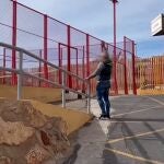 Imagen de un efectivo de la Guardia Civil interviniendo en la operación 'Heize' contra la falsificación de certificados médicos de futbolistas