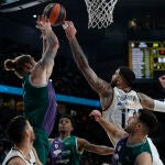  Poirier y Osetkowski luchan por un rebote