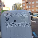 Pintada en un contendor contra los políticos