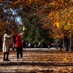 Dos mujeres hacen una foto en el Parque del Retiro de Madrid 