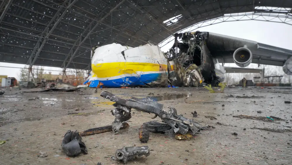 Fotografía del AN-225 tomada el 3 de abril, tras el ataque.