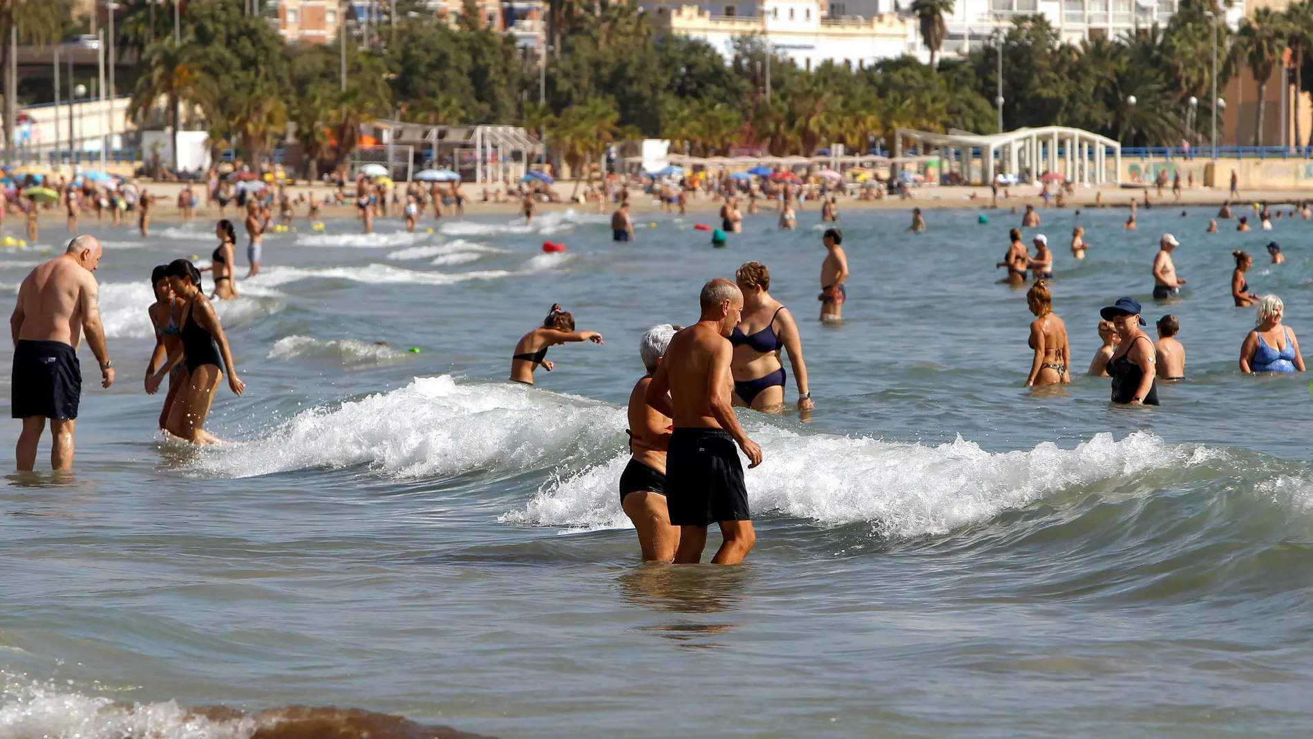 Imagen de la playa urbana del Postiguet, en Alicante, en el mes de octubre.