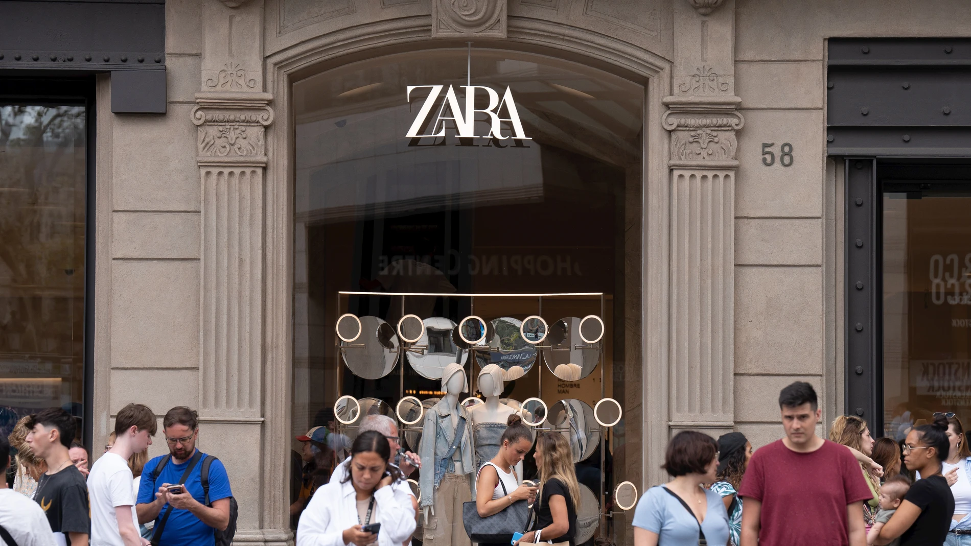 Economía/Bolsa.- Inditex cierra a las puertas de los máximos históricos y su capitalización supera los 113.000 millones
