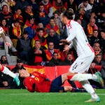 Gavi, en el momento de caer lesionado con España