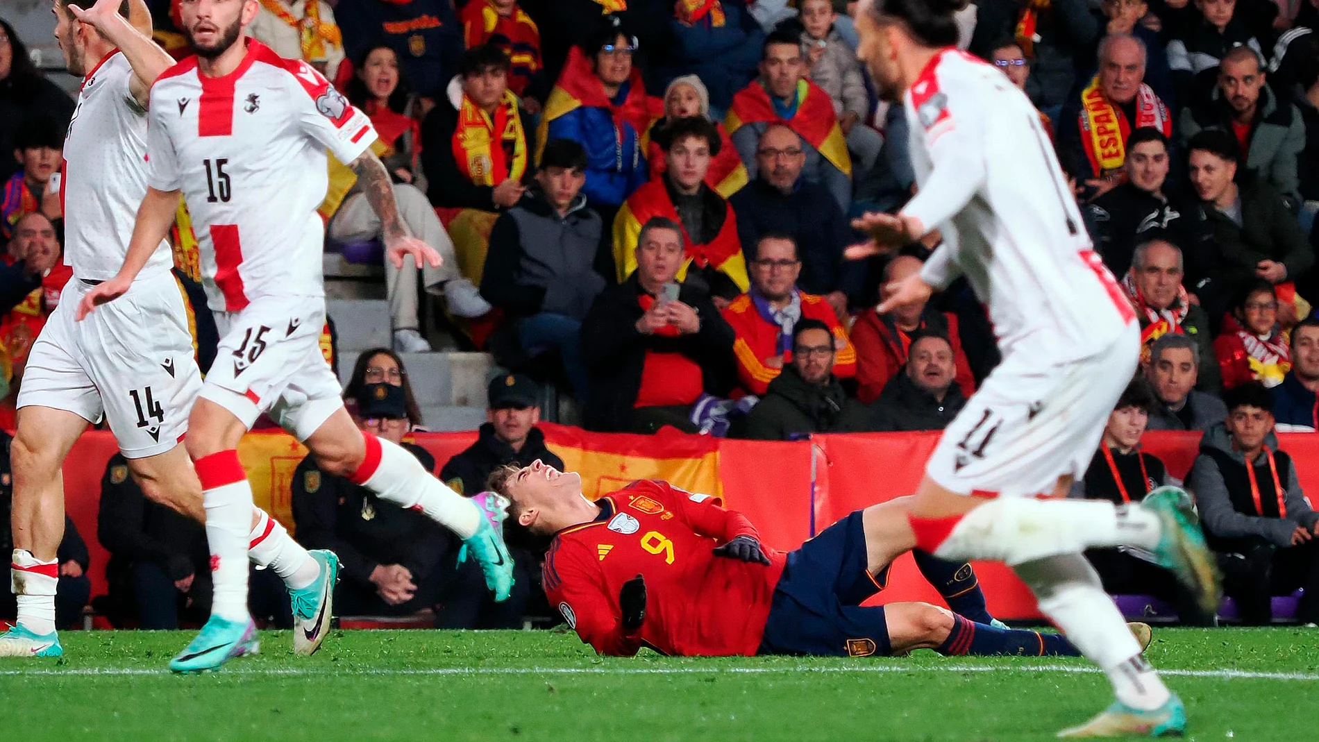 Gavi, en el momento de caer lesionado con España