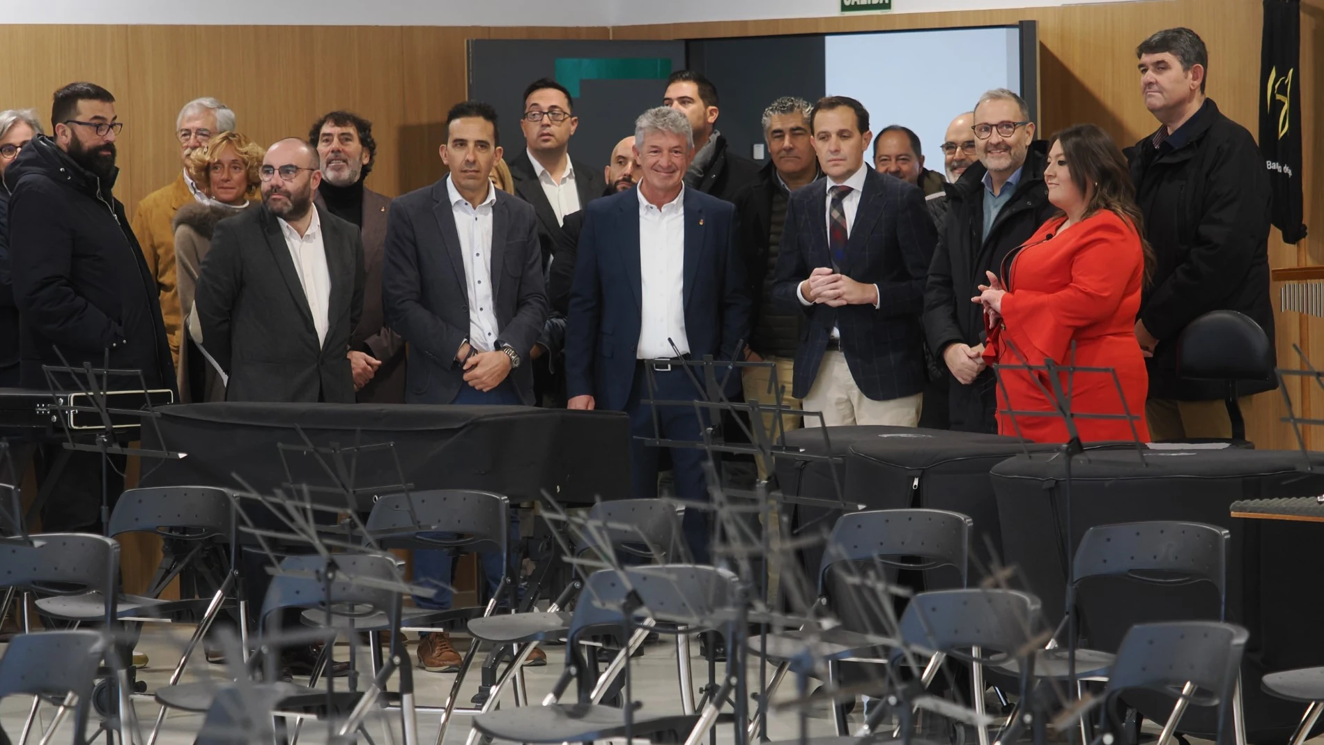El presidente de la Diputación de Valladolid, Conrado Íscar; y el alcalde, Sarbelio Fernández, junto al resto de las autoridades, visitan la Casa de la Música y el Teatro de Arroyo de la Encomienda