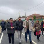 El presidente de la Diputación de Zamora, Javier Faúndez, junto al alcalde de Almaraz de Duero, José Martín, entre otros, en la carretera de los infiernos