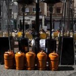 Imagen de unas bombonas de butano junto a unas estufas portátiles en una terraza de Chueca en Madrid.